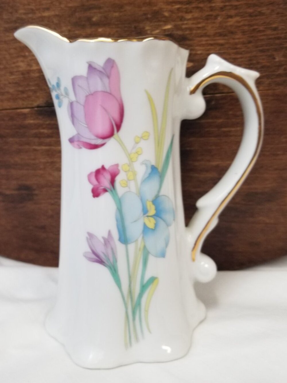 Creamer 8oz Lilly Floral White Molded Ceramic Gold Details Milk Pitcher Vase